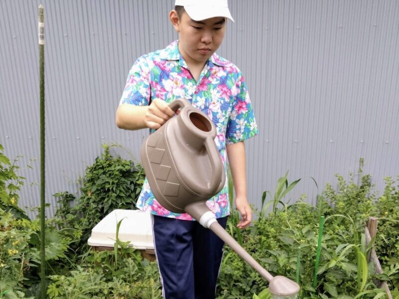 生活介護 るみっく蒼空 畑で水やりをする様子